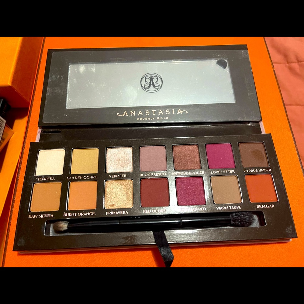 Anastasia Beverly Hills “Modern Renaissance” eyeshadow palette.